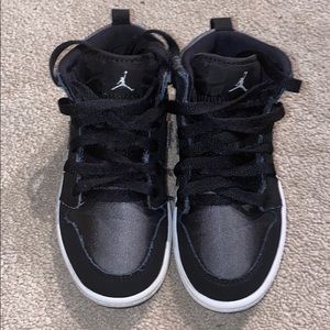 Unisex Jordan 1 Mid SE Black/Gray Kids Sneakers!